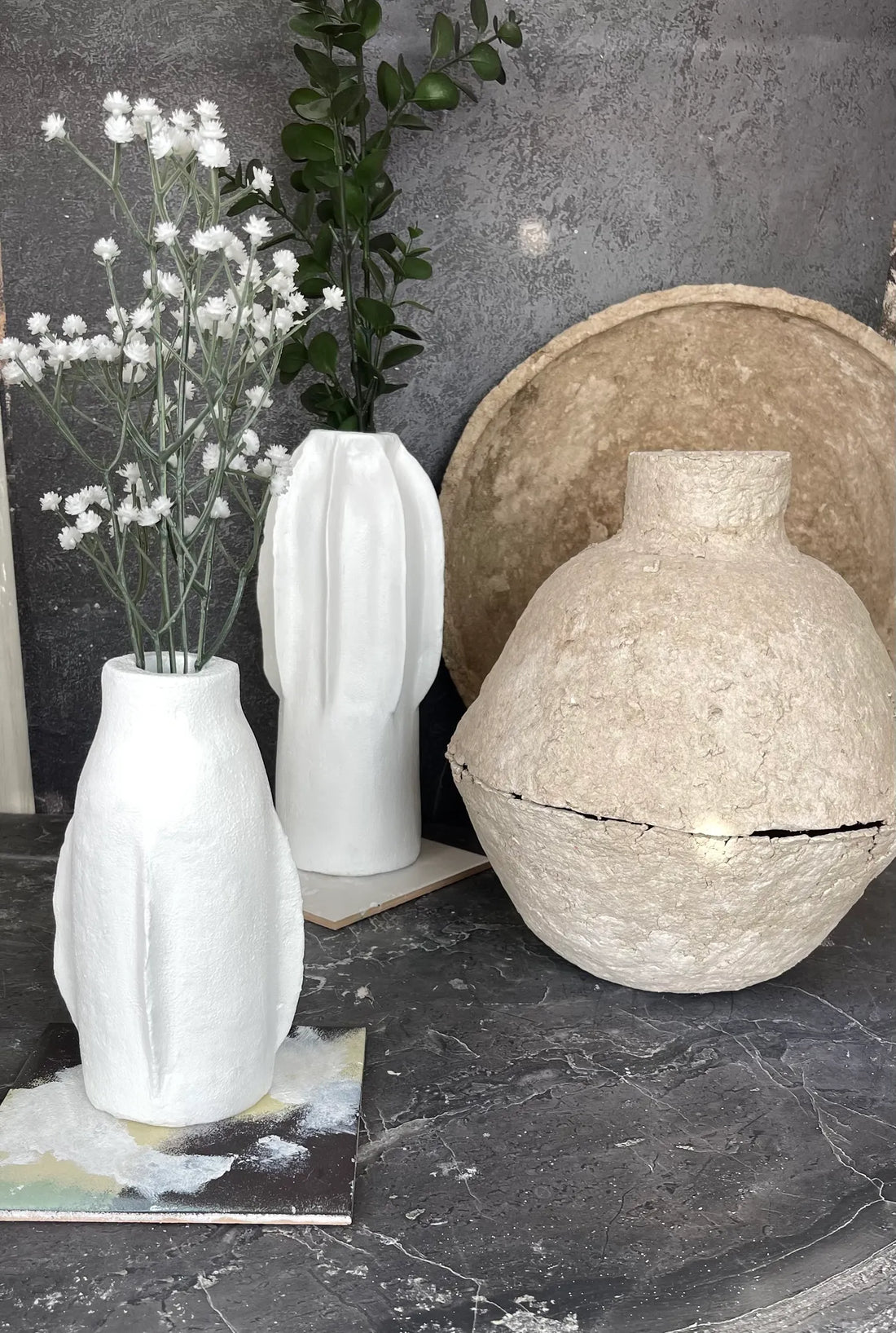 Vases en céramique et fleurs séchées sur une surface texturée — photographie d’inspiration, hors catalogue Taahys.