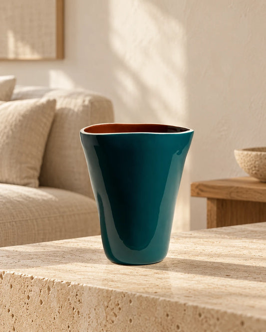 DUO — Vase en céramique bleu/chocolat · 26,5 cm — vue principale sur console