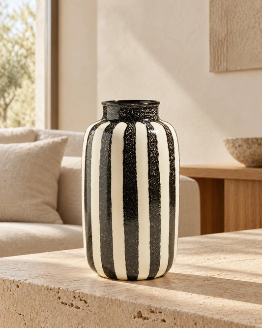 STRIA — Vase en céramique noir · 36 cm — vue principale sur console