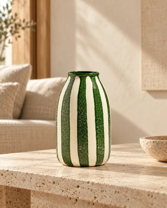 STRIA — Vase en céramique vert · 24 cm — sur une console dans un intérieur lumineux