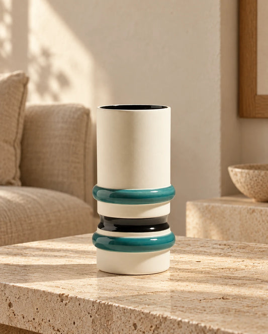 ORBIS — Vase en céramique bleu · 23 cm — sur une console dans un intérieur lumineux