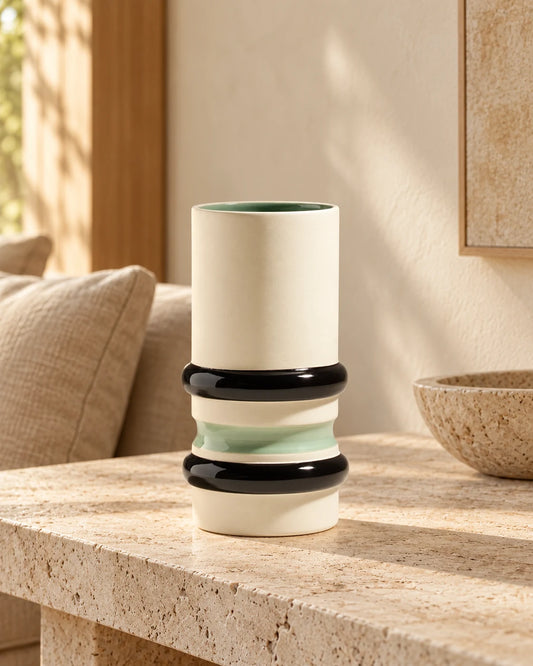 ORBIS — Vase en céramique vert tilleul · 23 cm — vue principale sur console