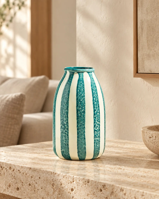 STRIA — Vase en céramique bleu · 24 cm — sur une console dans un intérieur lumineux