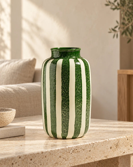 STRIA — Vase en céramique vert · 36 cm — sur une console dans un intérieur lumineux