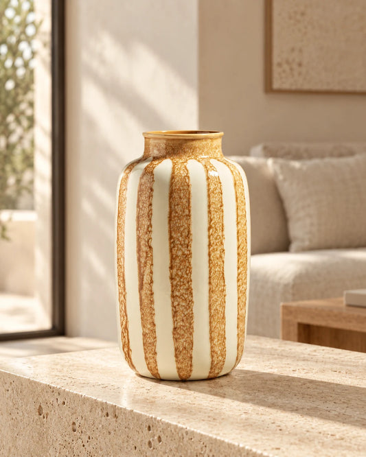STRIA — Vase en céramique ambre · 36 cm — sur une console dans un intérieur lumineux