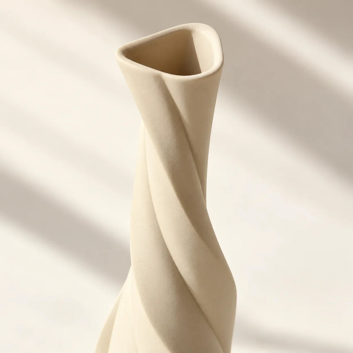 ÉDITORIAL | Beige | Détail | HELICE — mise en scène générée