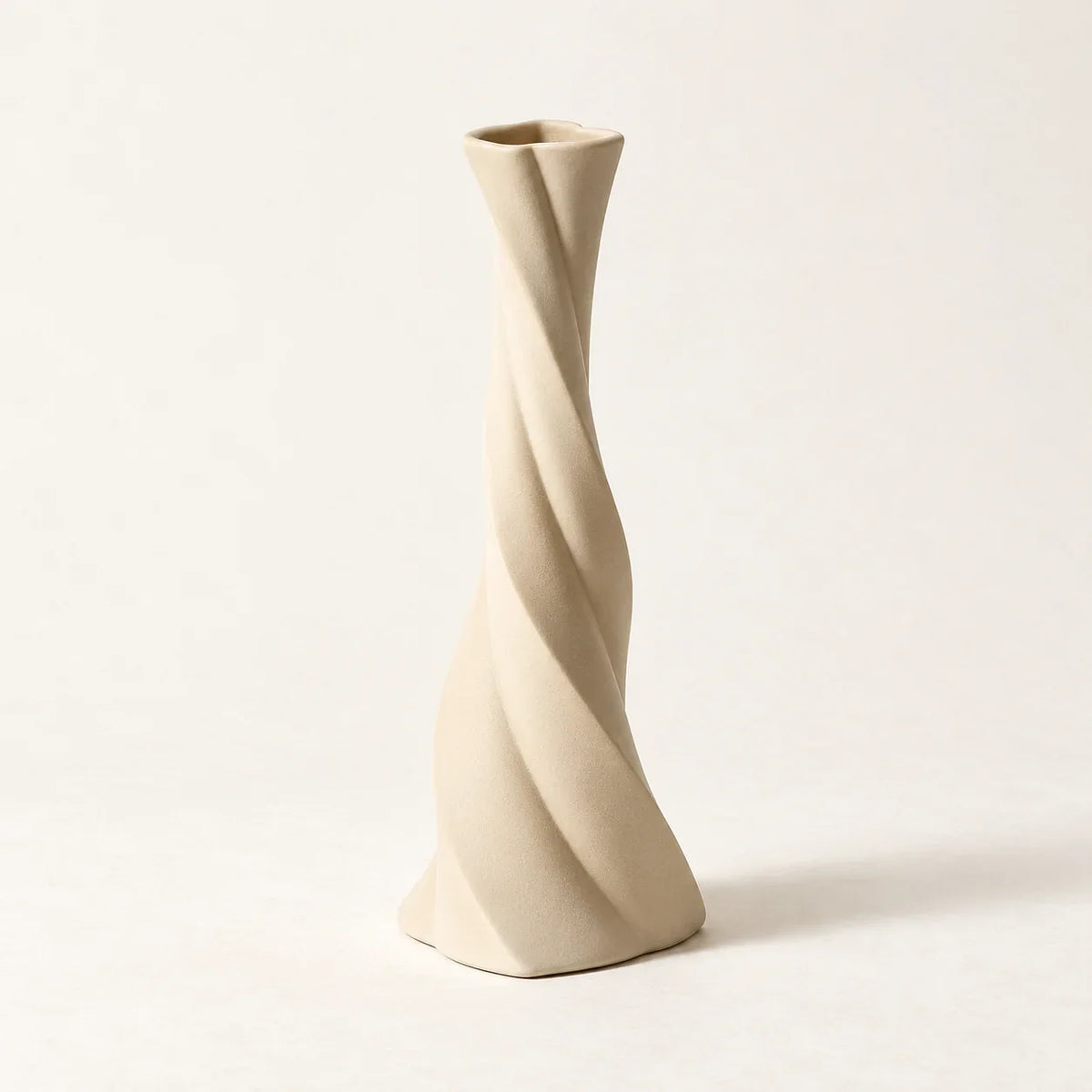ÉDITORIAL | Beige | Studio | HELICE — mise en scène générée