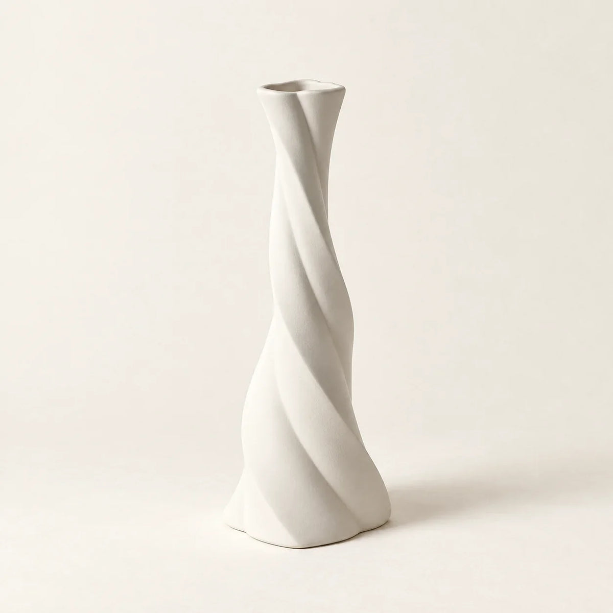 ÉDITORIAL | Blanc | Studio | HELICE — mise en scène générée