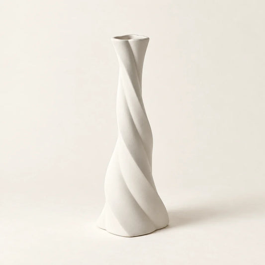 ÉDITORIAL | Blanc | Studio | HELICE — mise en scène générée