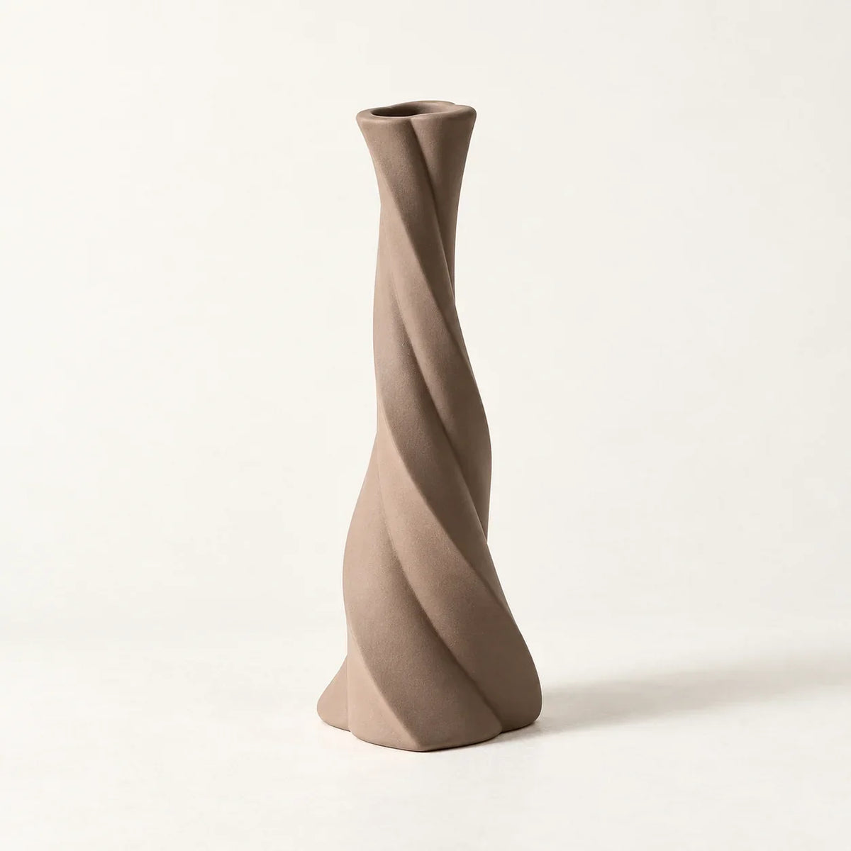 ÉDITORIAL | Marron | Studio | HELICE — mise en scène générée