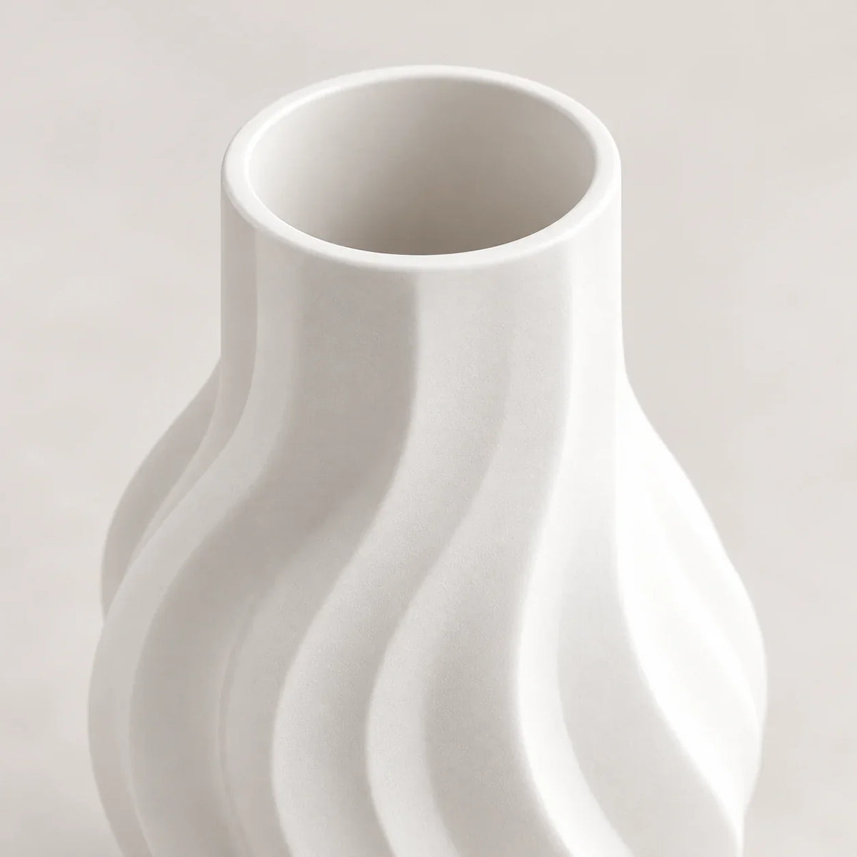 ÉDITORIAL | Blanc / 21 cm | Détail | ONDE — mise en scène générée