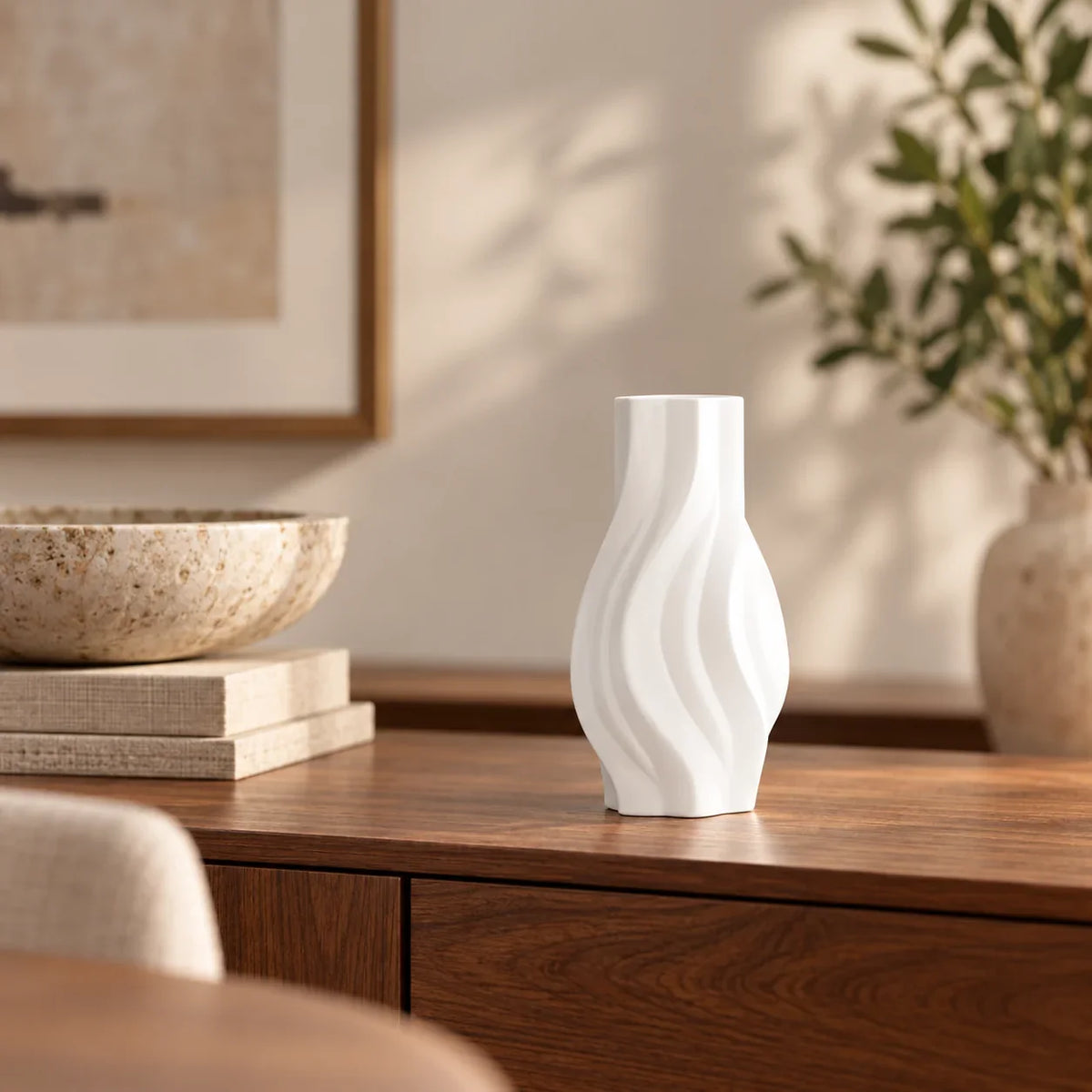 ÉDITORIAL | Blanc / 21 cm | Rapproché | ONDE — mise en scène générée