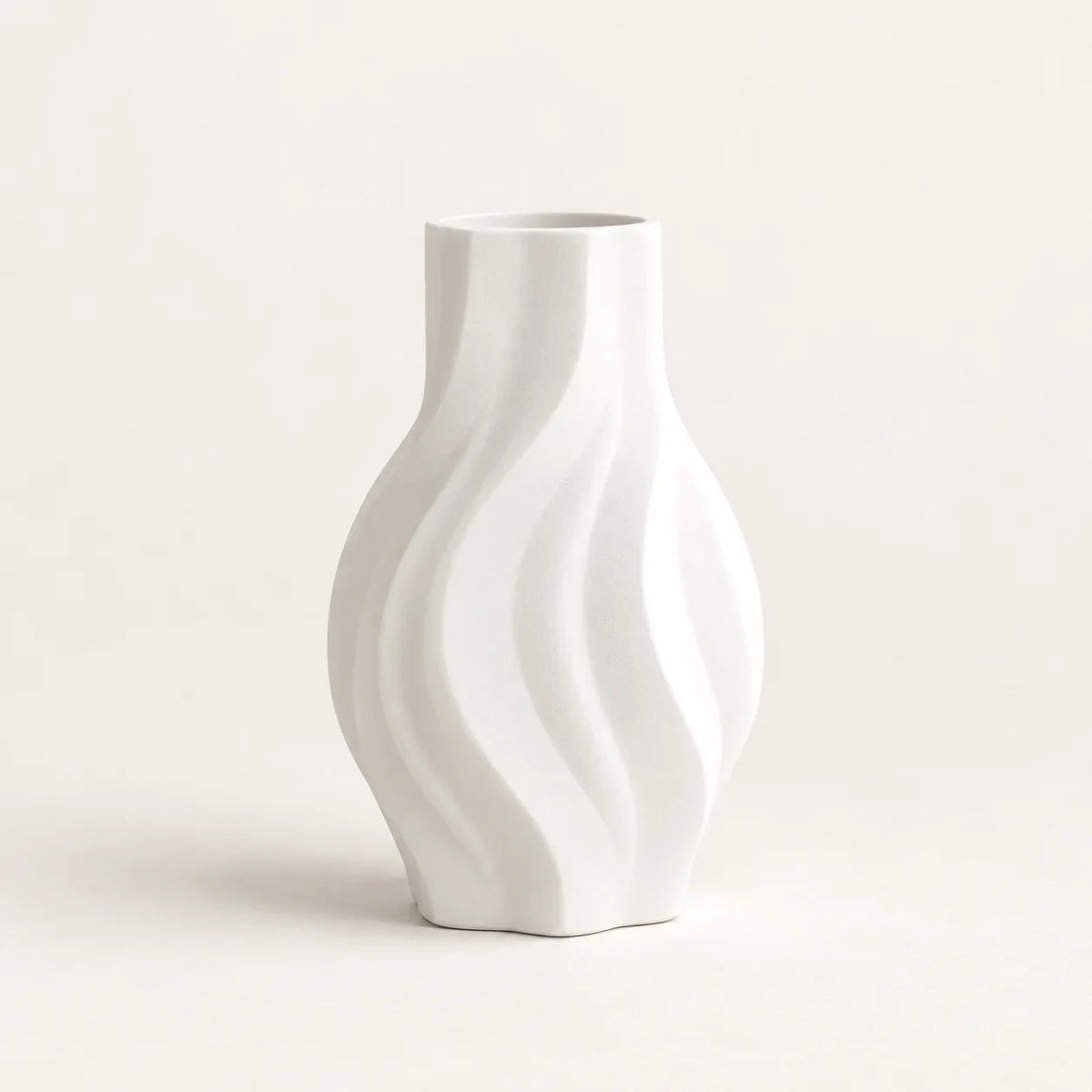 ÉDITORIAL | Blanc / 21 cm | Studio | ONDE — mise en scène générée