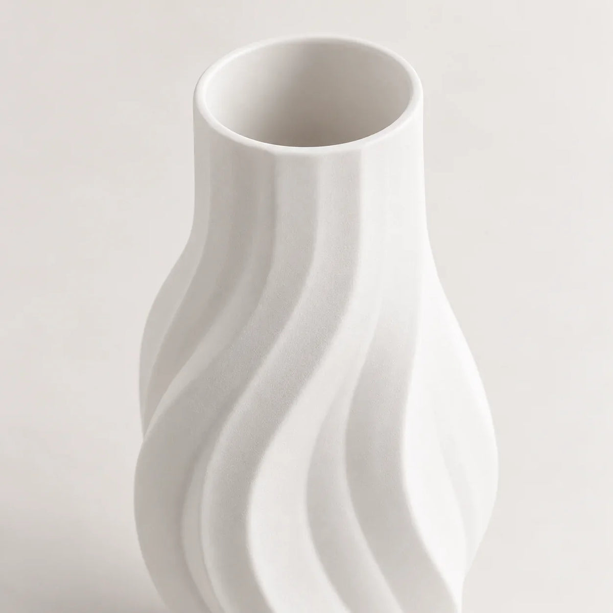 ÉDITORIAL | Blanc / 24,5 cm | Détail | ONDE — mise en scène générée
