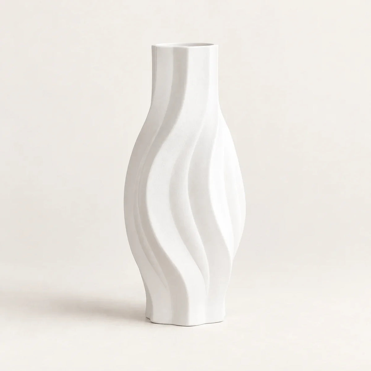 ÉDITORIAL | Blanc / 24,5 cm | Studio | ONDE — mise en scène générée