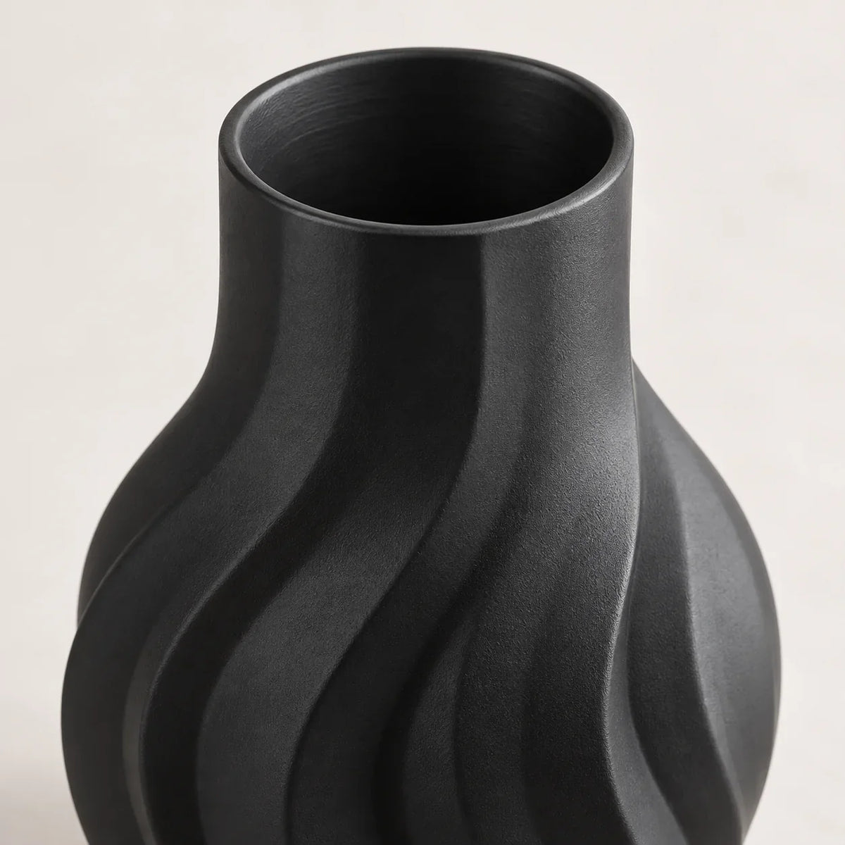 ÉDITORIAL | Noir / 21 cm | Détail | ONDE — mise en scène générée