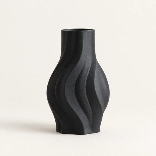 ÉDITORIAL | Noir / 21 cm | Studio | ONDE — mise en scène générée