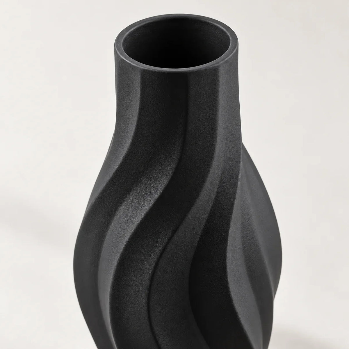 ÉDITORIAL | Noir / 24,5 cm | Détail | ONDE — mise en scène générée