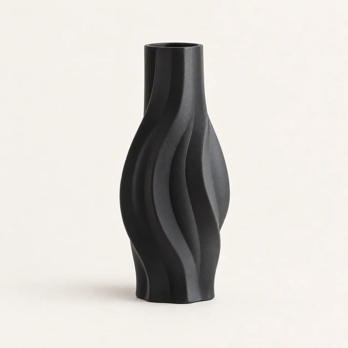 ÉDITORIAL | Noir / 24,5 cm | Studio | ONDE — mise en scène générée